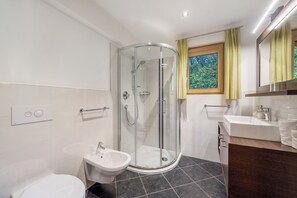 Een douche, gratis toiletartikelen, een haardroger, handdoeken