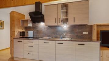 Réfrigérateur, micro-ondes, plaque de cuisson, lave-vaisselle