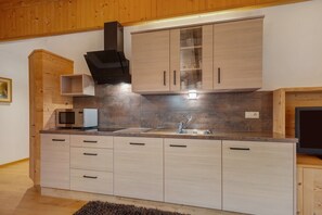 Réfrigérateur, four à micro-ondes, surface de cuisson, lave-vaisselle