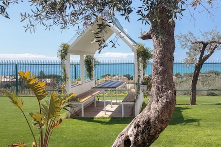Restaurante al aire libre. Apartment Casa Lorenzo with Sea View, Shared Garden, Air Conditioning and Wi-Fi