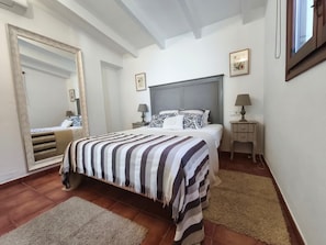 3 bedrooms, iron/ironing board, WiFi (free), bed sheets
