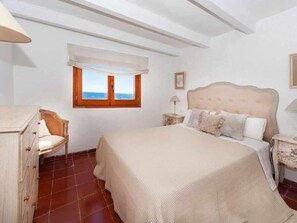 3 slaapkamers, een strijkplank/strijkijzer, gratis wifi, beddengoed