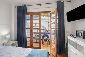 Iron/ironing board, free WiFi, bed sheets