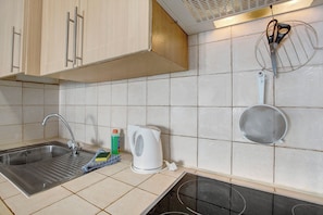 Réfrigérateur, micro-ondes, plaque de cuisson, bouilloire électrique