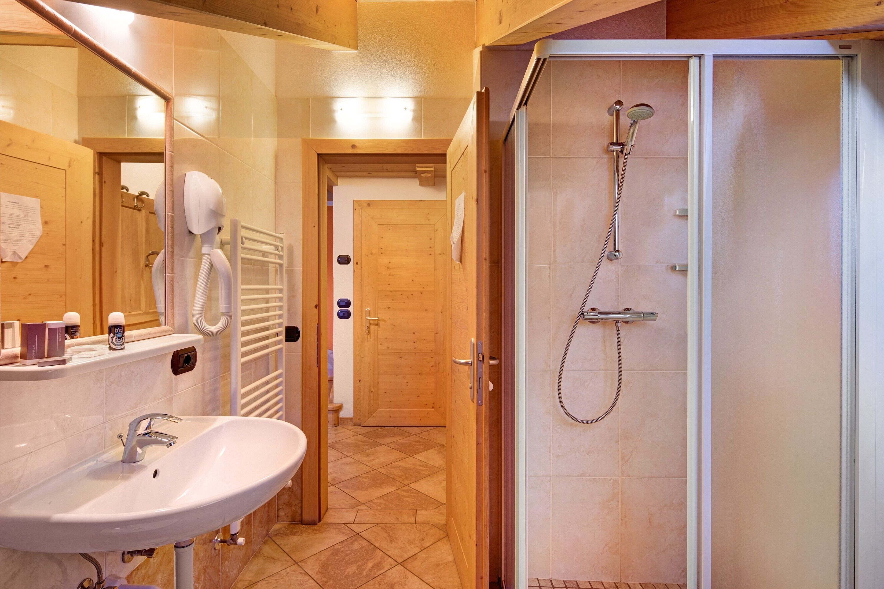 Dusche, kostenlose Toilettenartikel, Haartrockner, Handtücher