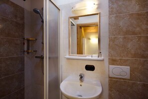 Dusche, kostenlose Toilettenartikel, Haartrockner, Handtücher
