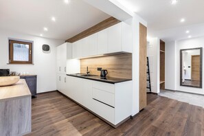 Geladeira, micro-ondas, cooktop, lava-louças