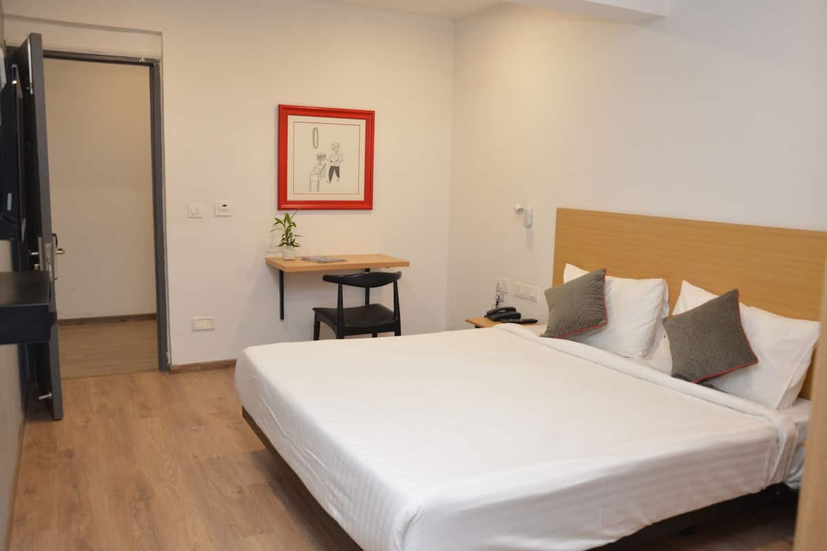 Deluxe Room | Minibar, iron/ironing board, rollaway beds, free WiFi