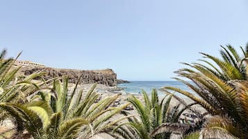 Una spiaggia nelle vicinanze