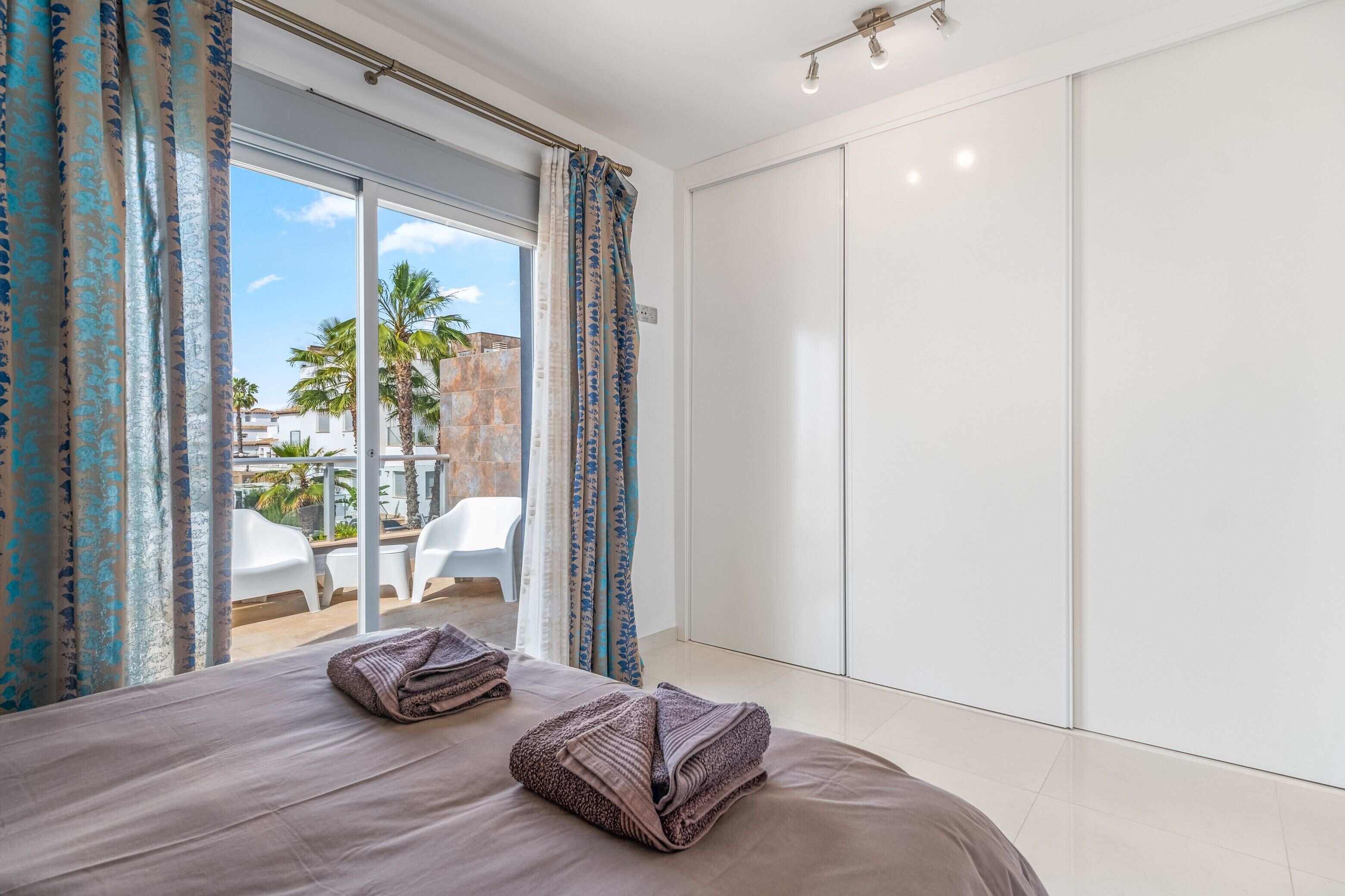 3 室のベッドルーム、アイロン / アイロン台、WiFi (無料)、ベッドシーツ