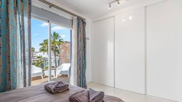 3 slaapkamers, een strijkplank/strijkijzer, gratis wifi, beddengoed