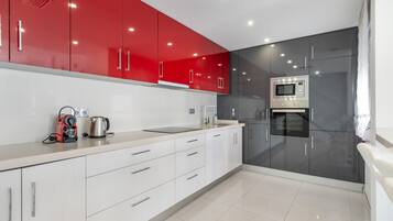 Een koelkast, een magnetron, een oven, een kookplaat