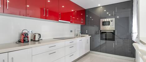 Jääkaappi, mikroaaltouuni, uuni, liesi