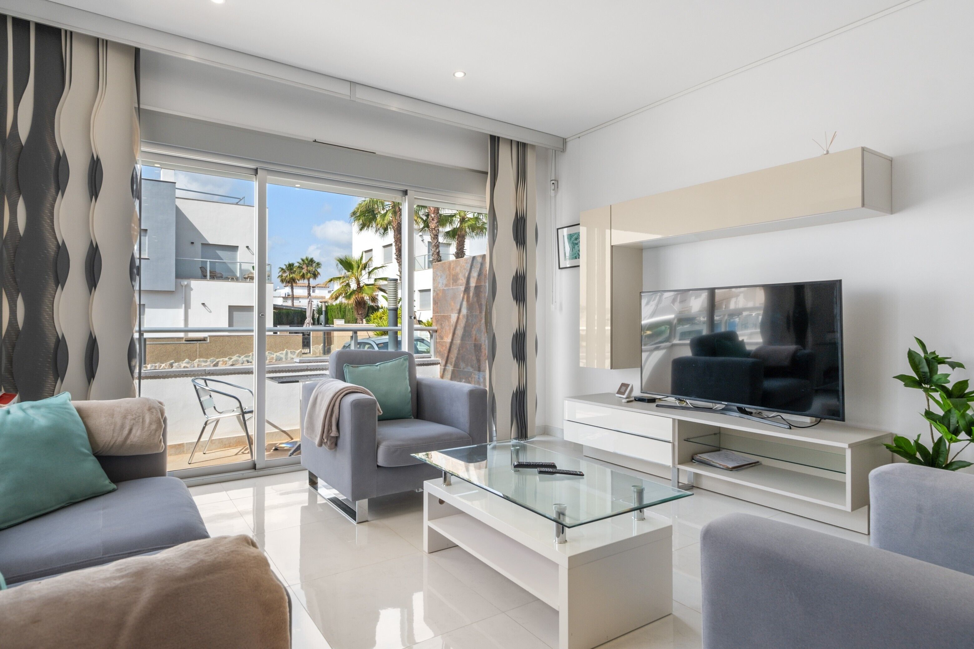 テレビ、DVD プレーヤー