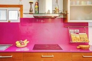 Réfrigérateur, four à micro-ondes, un four, surface de cuisson