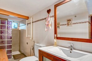 Shower, hair dryer, towels - Holiday Home "Casa del Callejón" with Mountain View, Terrace & Outdoor Shower (Tejeda)