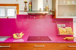 Fridge, microwave, oven, stovetop - Holiday Home "Casa del Callejón" with Mountain View, Terrace & Outdoor Shower (Tejeda)