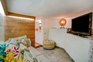 TV, DVD player, stereo - Holiday Home "Casa del Callejón" with Mountain View, Terrace & Outdoor Shower (Tejeda)