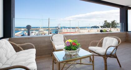 Apartment "La Casita del Muelle" with Sea View, Terrace, Balcony & Wi-Fi