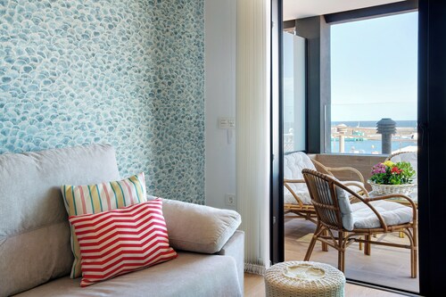 Apartment "La Casita del Muelle" with Sea View, Terrace, Balcony & Wi-Fi