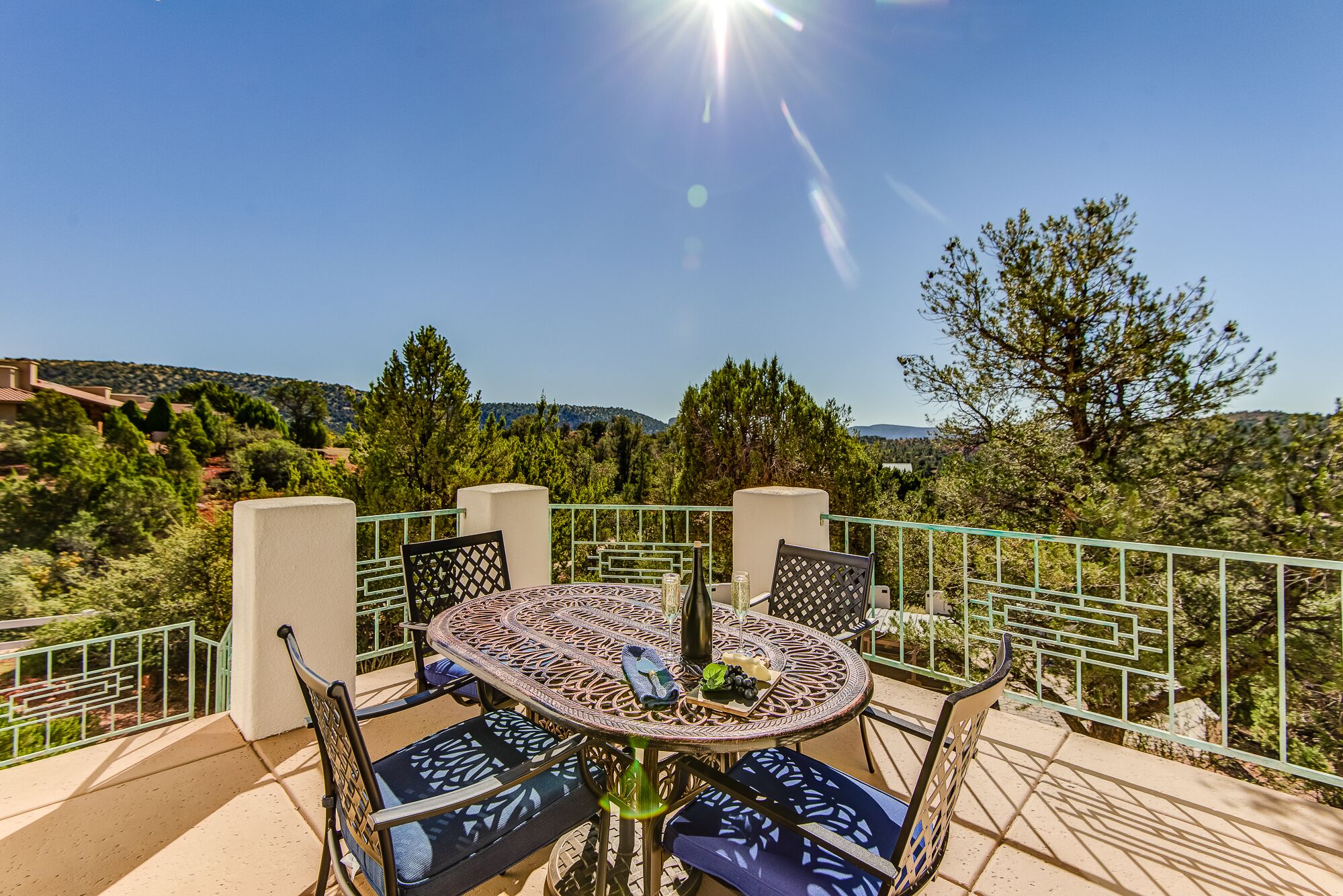 Sedona Blue Jay Views, Hot Tub, Coffee & Wine Bar, Hiking Trail Access!