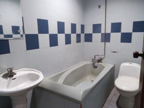 Chambre Double Standard | Salle de bain | Douche, serviettes fournies