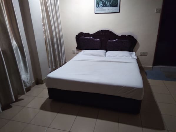 Free WiFi, bed sheets - OYO 90376 Centre Point Hotel (Limbang)
