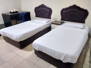 Standard Twin Room | Free WiFi, bed sheets - OYO 90376 Centre Point Hotel (Limbang)
