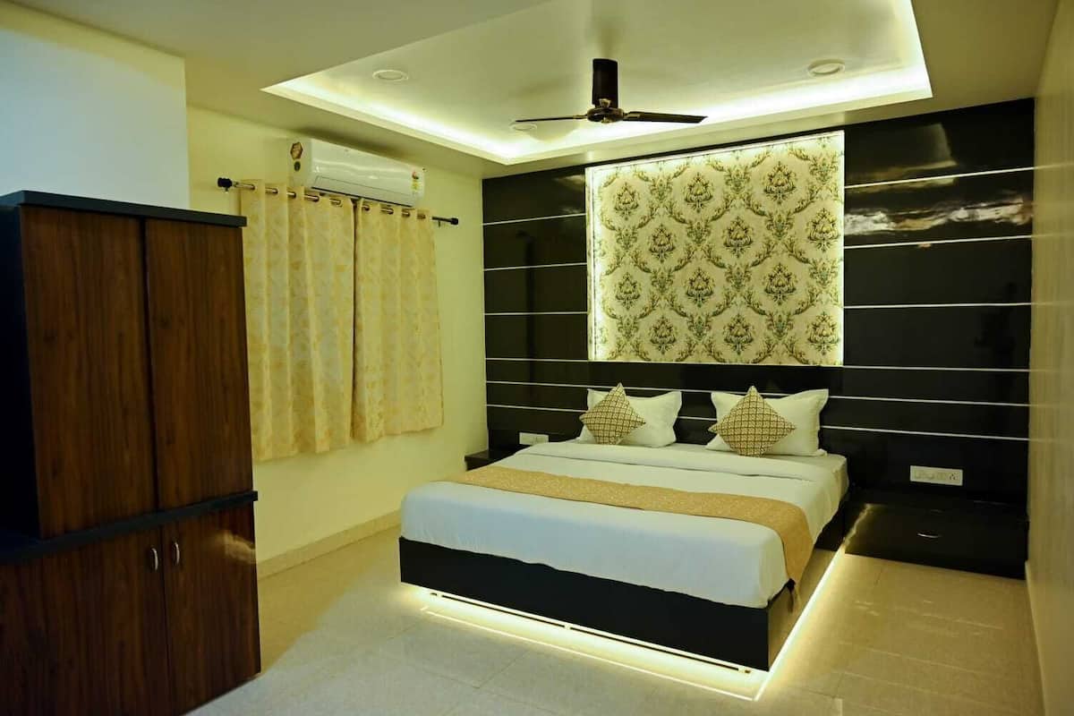 Un dormitorio moderno con cama, armario, ventilador de techo y un panel decorativo en la pared.