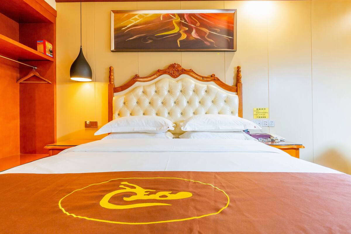 Club Room | Blackout drapes, free WiFi, bed sheets
