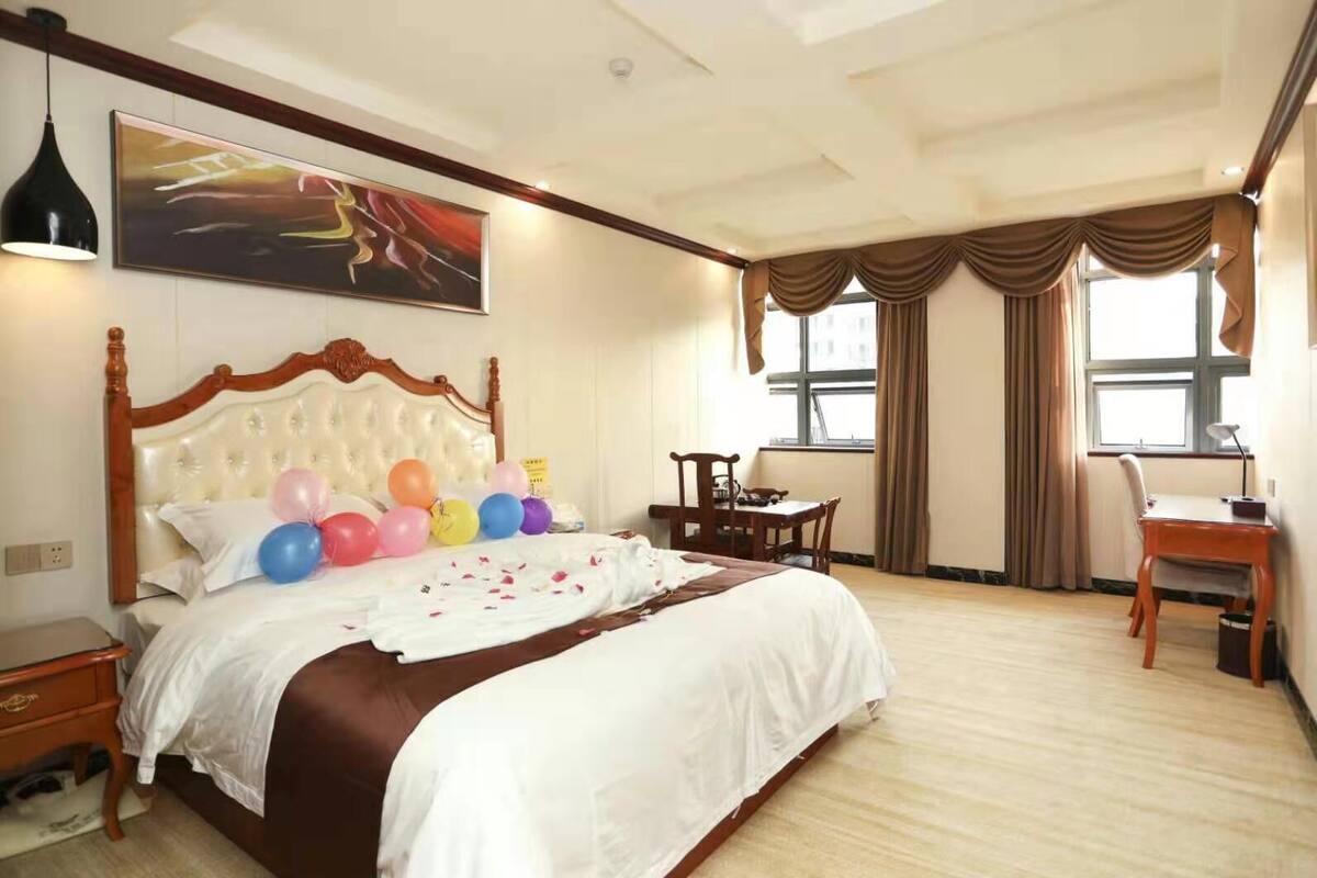 Habitación Deluxe | Cortinas opacas, wifi gratis, ropa de cama