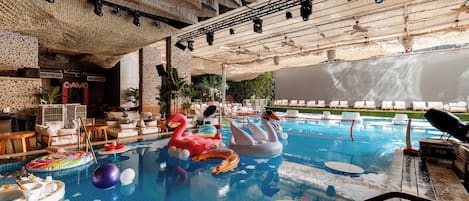 Inomhuspool, utomhuspool och solstolar
