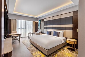 Minibar, escritorio y espacio para trabajar con laptop 