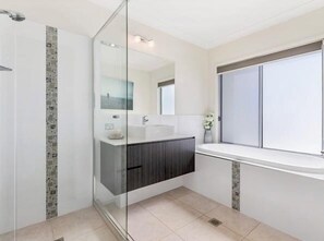 Combined shower/bathtub, hair dryer, towels, soap