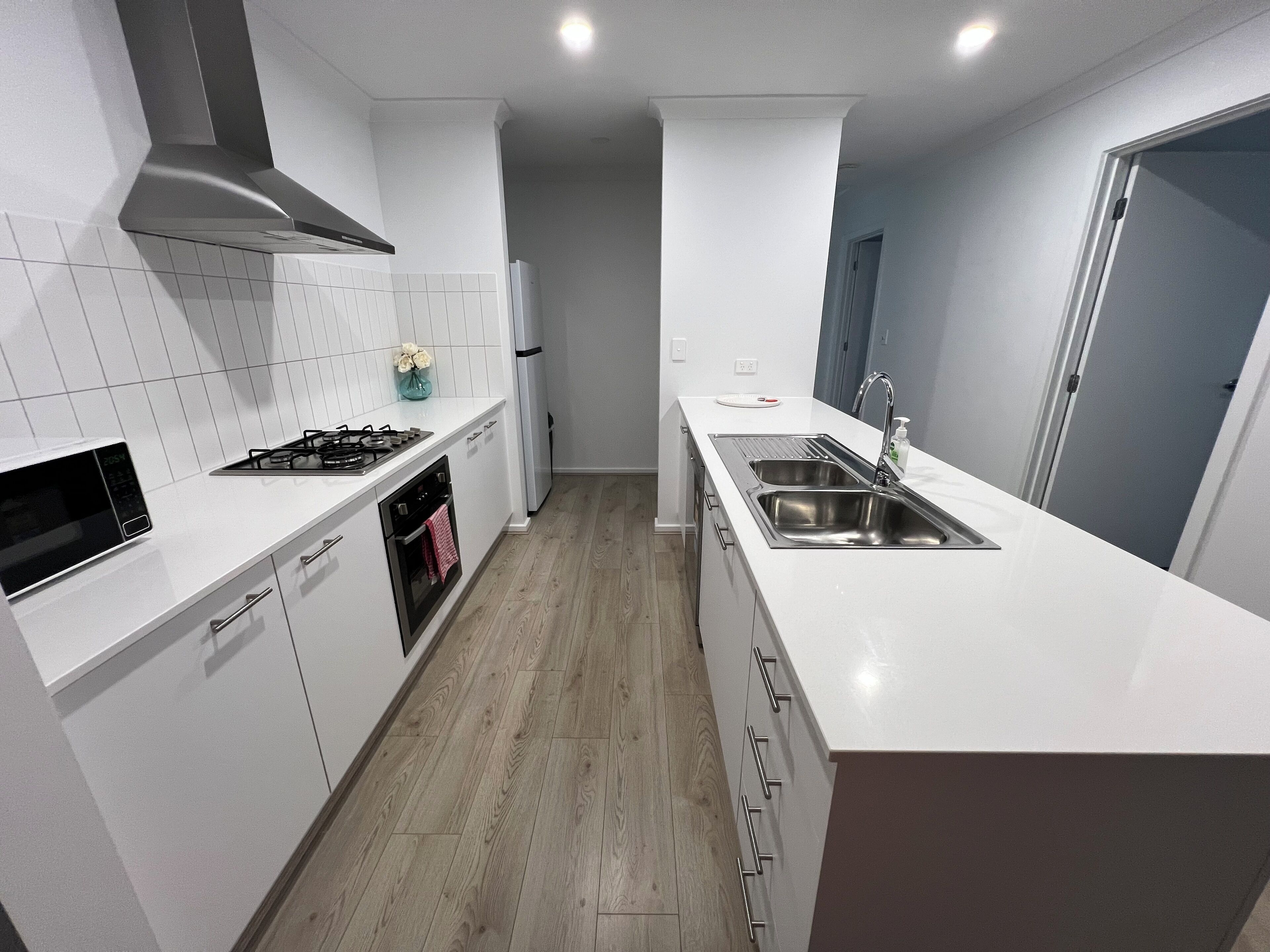 Køleskab, mikrobølgeovn, ovn, kogeplade