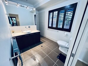 Combined shower/bathtub, hair dryer, towels, soap - BIG Family home, corporate stays, Bribie Holidays, Sandstone Point Hotel Events! (Sandstone Point)