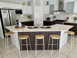 Fridge, microwave, oven, stovetop - BIG Family home, Bribie Holidays, Sandstone Point Hotel Events! (Sandstone Point)