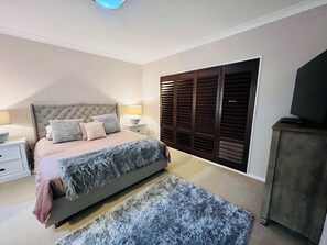 4 chambres, bureau, fer et planche à repasser, lit parapluie