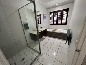 Combined shower/bathtub, hair dryer, towels, soap - BIG Family home, corporate stays, Bribie Holidays, Sandstone Point Hotel Events! (Sandstone Point)