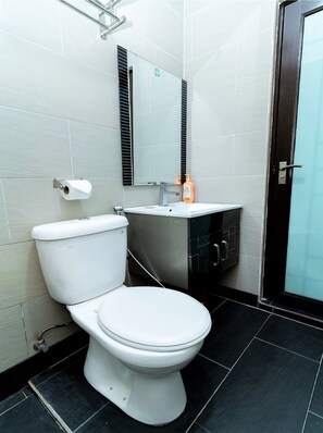 Shower, towels - OYO 90375 Reggae Inn (Bintulu)