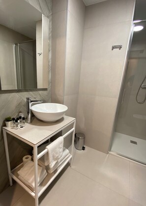 Basic Double or Twin Room | Bathroom