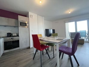 Fridge, microwave, dishwasher, coffee/tea maker - 3-room apartment for 6 in La Rochelle with parking (La Rochelle)