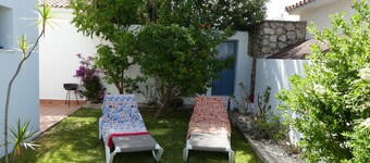 Very well-equipped vacation home with several terraces, garden and sea view