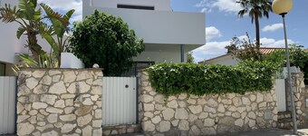 Very well-equipped vacation home with several terraces, garden and sea view