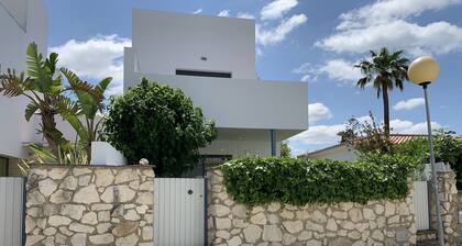 Very well-equipped vacation home with several terraces, garden and sea view