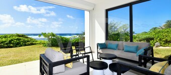 White and Blue moderne sur la plage avec piscine