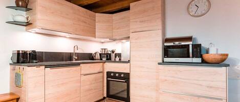 Frigorífico, microondas, horno y placa de cocina