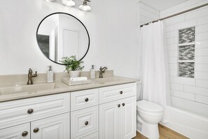 Combined shower/tub, hair dryer, towels