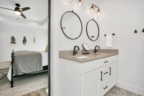 4 soverom, strykejern/-brett, wi-fi (inkludert) og sengetøy