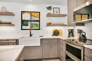 Refrigerador, microondas, horno y parrilla de estufa 